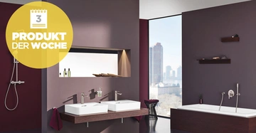Zwei moderne Waschbecken hängen an einer Badezimmerwand action umgeben von einer Dusche links und einer Badewanne rechts context Text: 3 PRODUKT DER WOCHE.