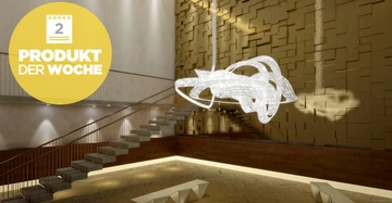 Leuchtende Skulptur schwebt im modernen Innenraum mit Treppe und geometrischen Wandmuster; Text: 2 PRODUKT DER WOCHE in gelbem Kreis oben links