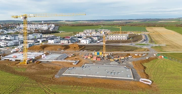 Baustelle für ein neues Wohnhaus in einem ländlichen Neubaugebiet
