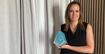 DI Simone Rongitsch, Geschäftsführerin Pocket House GmbH mit dem FRETI Award.
