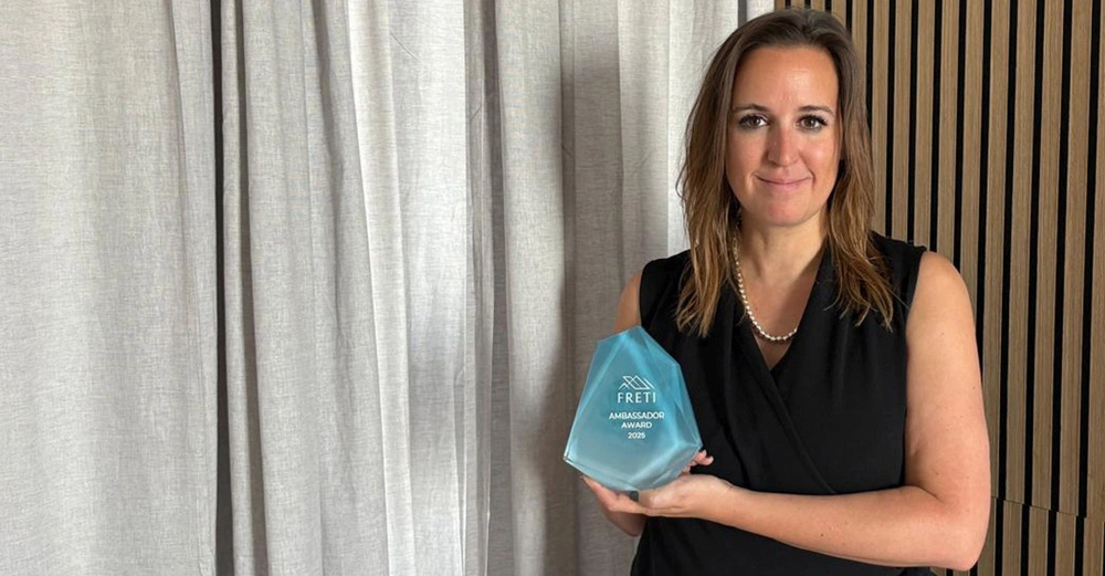 DI Simone Rongitsch, Geschäftsführerin Pocket House GmbH mit dem FRETI Award.