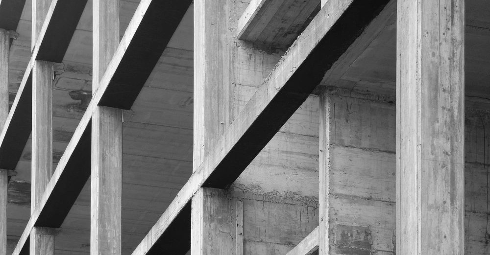 Betongerüst eines Gebäudes in Bauphase zeigt Säulen und Balken in mehreren Ebenen Kontext Baustelle.