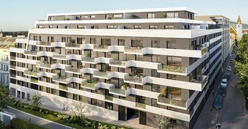 Mehrstöckiges Wohngebäude mit zahlreichen Balkonen und Fenstern steht in einer städtischen Umgebung an einer Straße mit parkenden Autos und Bäumen. Menschen gehen auf dem Gehweg entlang.