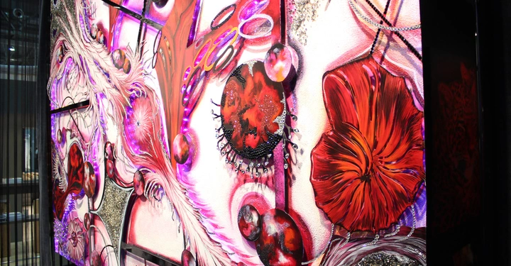 Galerie-Bild 18: Buntes großformatiges Gemälde mit abstrakten Formen und Mustern dominiert von Rot- und Pinktönen aufgehängt in einem modernen Galerie-Raum.