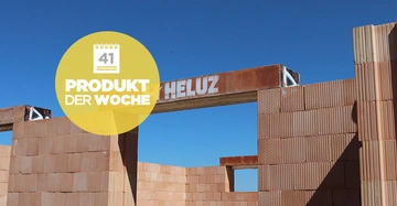 Backsteinwand im Bau unter blauem Himmel Gelber Kreis mit Text "41 PRODUKT DER WOCHE" im Zentrum des Bildes减