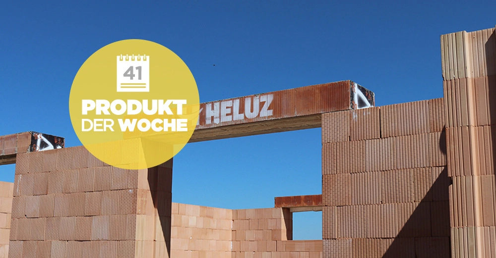 Backsteinwand im Bau unter blauem Himmel Gelber Kreis mit Text "41 PRODUKT DER WOCHE" im Zentrum des Bildes减