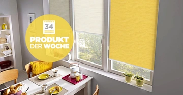 Gelbe Jalousien verdecken Fenster im Esszimmer während ein gedeckter Tisch mit Frühstücksutensilien und Pflanzen im Fensterbrett erfüllt den Raum. Text: 34 PRODUKT DER WOCHE.
