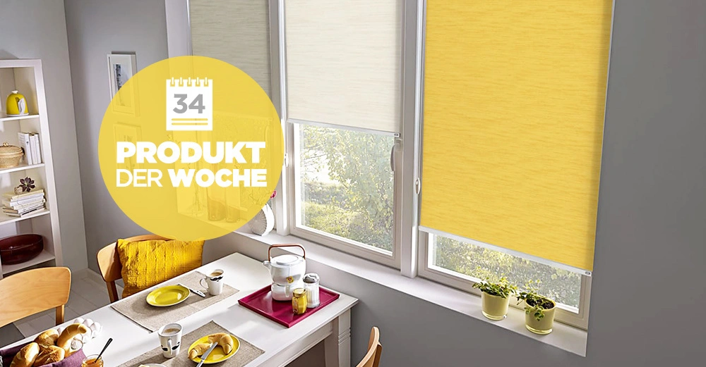 Gelbe Jalousien verdecken Fenster im Esszimmer während ein gedeckter Tisch mit Frühstücksutensilien und Pflanzen im Fensterbrett erfüllt den Raum. Text: 34 PRODUKT DER WOCHE.