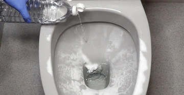 WC reinigen mit Schaum. Effektive Toilettenreinigung durch Anwendung von Reinigungsmittel mit Schaumwirkung.