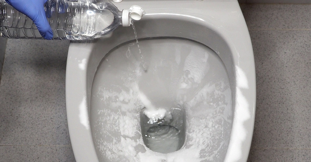 WC reinigen mit Schaum. Effektive Toilettenreinigung durch Anwendung von Reinigungsmittel mit Schaumwirkung.