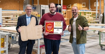 HARTL HAUS feiert den Quality Award und die herausragenden Ergebnisse des Unternehmens in den Kategorien Weiterempfehlung, Preis-Leistung, soziale Verantwortung und Zukunftsfähigkeit. V.l.n.r.: Dir. Peter Litschauer (Leiter Verkauf), Dir. Yves Suter (Geschäftsleitung) und Philipp Müller, BSc. (Leiter Marketing)