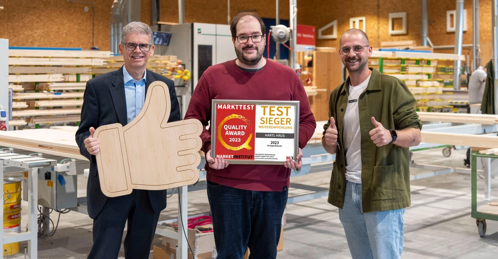 HARTL HAUS feiert den Quality Award und die herausragenden Ergebnisse des Unternehmens in den Kategorien Weiterempfehlung, Preis-Leistung, soziale Verantwortung und Zukunftsfähigkeit. V.l.n.r.: Dir. Peter Litschauer (Leiter Verkauf), Dir. Yves Suter (Geschäftsleitung) und Philipp Müller, BSc. (Leiter Marketing)