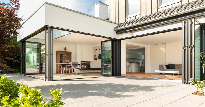 Galerie-Bild 1: Fließende Übergänge und an drei Seiten ein beeindruckendes Panorama in den Garten: Die Glas-Faltwand eröffnet völlig neue Perspektiven.