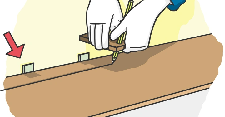 Hände mit weißen Handschuhen zeichnen mit einem Stift auf einem Holzbrett Markierungen nahe an zwei kleinen rechteckigen Vorsprüngen rote Pfeile zeigen auf die Vorsprünge helle Wand im Hintergrund