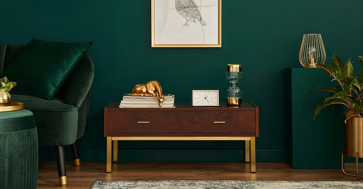 Galerie-Bild 4: Ein elegant eingerichtetes Wohnzimmer mit grünen Wänden, dunklen Möbeln und Goldakzenten.