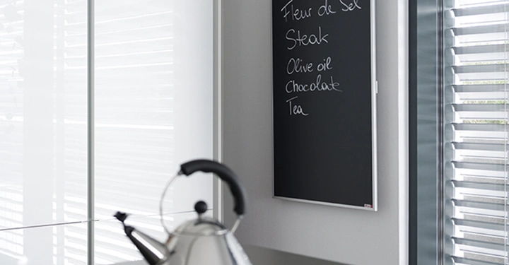 Galerie-Bild 5: Teekanne steht auf einer Arbeitsplatte in einer modernen Küche Im Hintergrund hängt eine schwarze Tafel mit der Beschriftung Fleur de Sel Steak Olive oil Chocolate Tea an der Wand