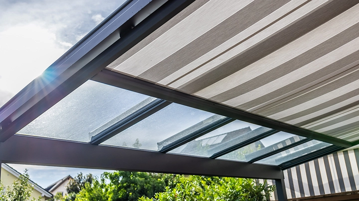 Automatisierte Markisen schützen eine Terrasse vor der einfallenden Sommersonne.