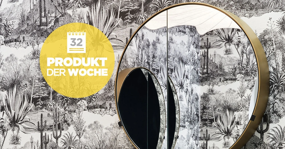Runder Spiegel hängt an einer Wand mit botanischem Dschungelmuster Tapete gelb-weißer Kreis zeigt Kalender mit der Nummer 32 und die Worte PRODUKT DER WOCHE.