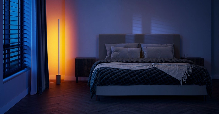 Galerie-Bild 3: Gradient Stehleuchte von Philips Hue erleuchtet Schlafzimmer in warmem Orange. 