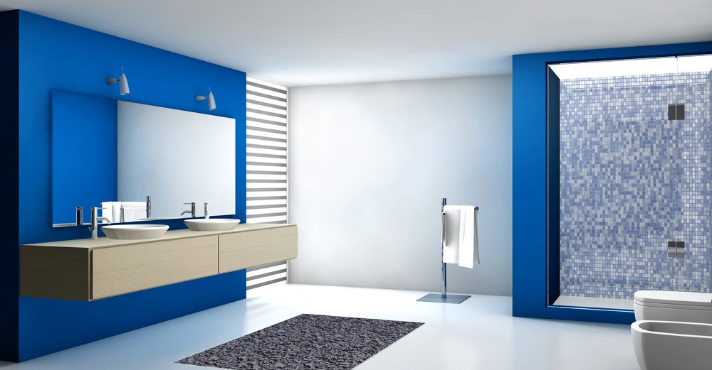 Waschbecken und Spiegel sind an einer blauen Wand montiert Handtücher auf Ständer weiße Toilette daneben durch Mosaikfliesen eingefasste Duschkabine Teppich auf weißem Boden in modernem Badezimmer