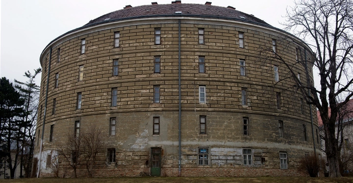 Der Narrenturm in Wien von außen: Eine historische Psychiatrie und heute Standort der pathologisch-anatomischen Sammlung.