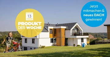 Ein Mädchen schiebt ein rotes Fahrrad auf einem Rasen vor einem modernen weißen Haus mit Holzverkleidung im Hintergrund Links ein gelber Kreis mit dem Text 13 PRODUKT DER WOCHE Rechts ein blauer Kreis mit dem Text Jetzt mitmachen & neues DACH gewinnen