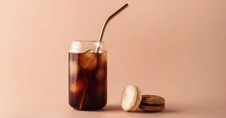 Der Glas-Trend für 2026: Sogenannte Cold Cups, also Gläser, die To-go-Bechern nachempfunden sind.