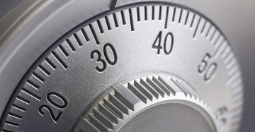 Metallisches Zahlenschloss dreht sich Zahlen reichen von 0 bis 60 silberne Konstruktion hochglänzend in Nahaufnahme.