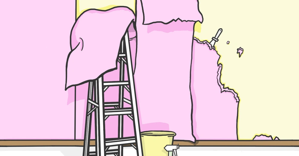 Eine Leiter steht vor einer Wand während Tapete abgerissen wird ein Eimer und Spachtel sind daneben Wände sind rosafarben und gelb in einem Raum