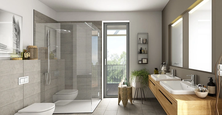 Badezimmer mit Toilette Dusche Doppelwaschbecken Spiegelwand neben einem großen Glasfenster mit Blick auf eine grüne Umgebung. Moderne Einrichtung mit Pflanzen und Holzregalen.