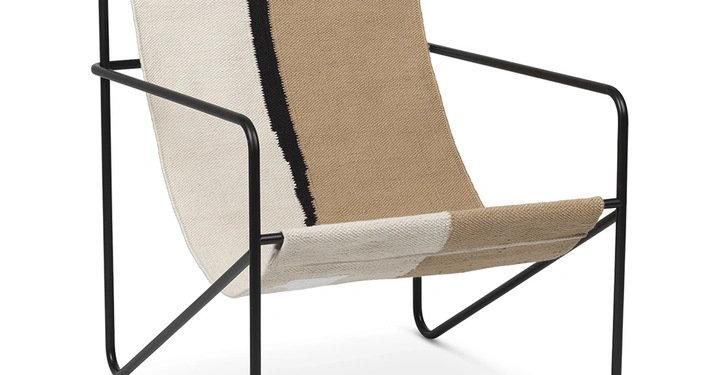 Stuhl mit schwarzem Metallrahmen und schräg gespannten Stoffstreifen in Beige Schwarz und Weiß auf weißem Hintergrund.