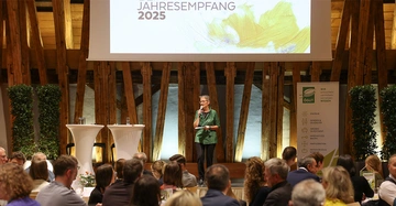 Eine Rednerin spricht auf der Bühne zum Publikum beim Jahresempfang zum 40-jährigen Jubiläum der ÖGUT (Österreichische Gesellschaft für Umwelt und Technik