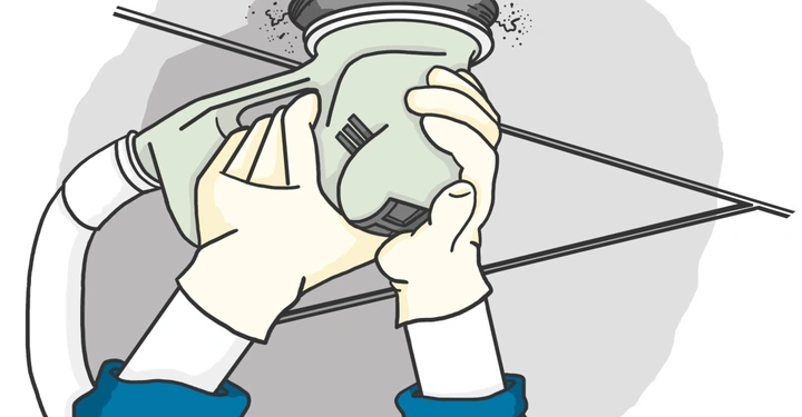 Hände in Handschuhen halten eine Schleifmaschine an die Decke während Staub abfällt. Hintergrund ist hellgrau, mit stilisierten Linien.