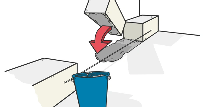 Eimer Auffangen von überlaufendem Wasser aus Leck in Rohr durch Austritt aus zwei geneigten rechteckigen Behältern im Hintergrund