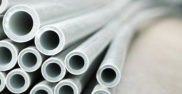Grauweiße Wasserleitungen aus Kunststoff in verschiedenen Durchmessern fertig für den Einbau