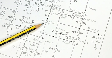 Detaillierter elektronischer Schaltplan mit zahlreichen Verbindungslinien, Komponenten und Symbolen auf blauem Hintergrund für technische Anwendungen.