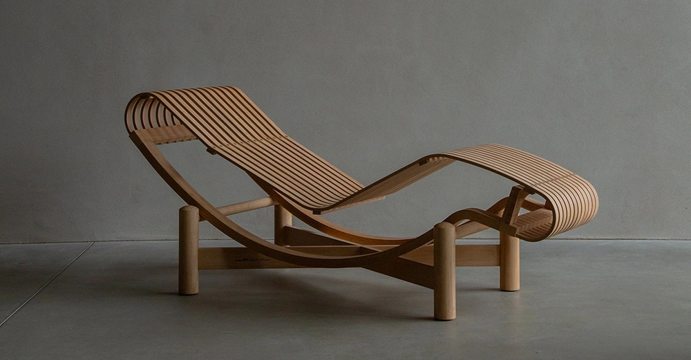 Der 522 Tokyo Lounge Chair, auch bekannt als Tokyo Chaise Longue wurde im Jahr 1940 von Charlotte Perriand während ihrer Zeit in Japan entworfen und 2011 von Cassina in Produktion genommen. Das Design ist eine Kombination aus Perriands modernistischem Rationalismus und ihrer Wertschätzung für natürliche Materialien, inspiriert von ihren Erfahrungen mit der japanischen Kultur und Handwerkskunst.