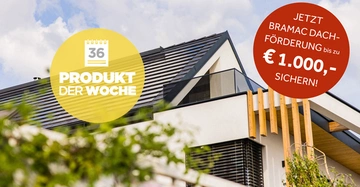Modernes Haus mit schwarzem Dach und großen Fenstern befindet sich in einem Wohngebiet unter bewölktem Himmel. Text: Produkt der Woche 36. Jetzt Bramac Dachförderung bis zu €1.000 sichern!
