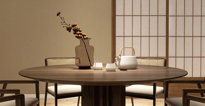 Esstisch mit zwei Stühlen links und rechts, auf dem Tisch steht eine schlichte weiße Vase mit einem Zweig darin, im Hintergrund eine Schiebepapierwand im japanischen Stil