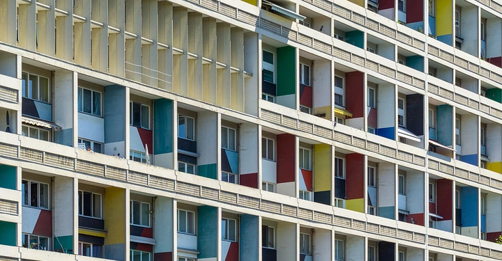 Farbige Fassade der Unité d’Habitation von Le Corbusier. Ikonisches Beispiel moderner Wohnarchitektur.