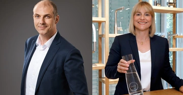 Mann in Anzug lächelt in die Kamera ohne besonderen Hintergrund. Frau im Anzug hält einen Wasserkrug und steht in einer modern eingerichteten Umgebung mit Wasserhähnen im Hintergrund.