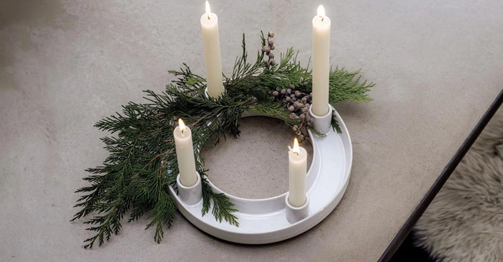 Galerie-Bild 2: Moderne Kränze aus Porzellan, Metall und Holz können jedes Jahr neu dekoriert werden.