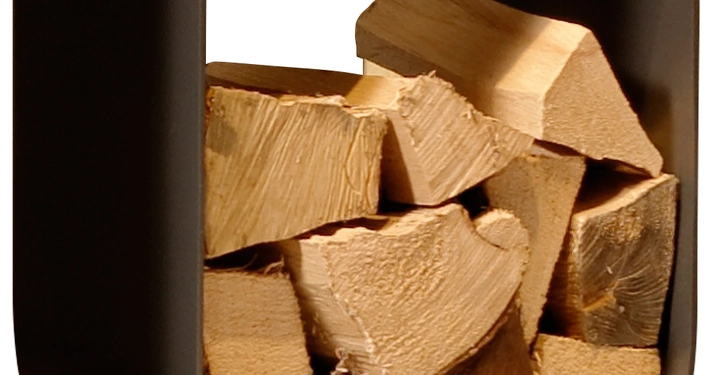 Metallischer Holzständer hält Holzscheite auf einem hölzernen Untergrund umgeben von einem minimalistischen Design.