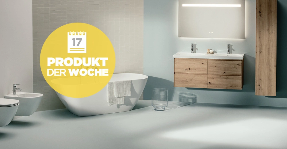 Eine moderne Badezimmerumgebung mit freistehender Badewanne Waschbecken Bidet und hölzernem Badmöbel. Gelber Kreis: Text 17 Produkt der Woche.
