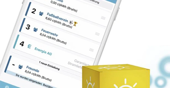 Smartphone zeigt App-Bildschirm mit der Überschrift Meine Gruppen und Gruppen wie Familie und Fußballverein während ein gelber Würfel mit Symbol daneben liegt. Text enthält 0,00 ct/kWh (Brutto).