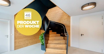 Holztreppe führt nach oben in einem modern dekorierten Raum mit weißen Wänden und Holzakzenten Pflanze steht neben der Treppe Text im Bild 46 PRODUKT DER WOCHE