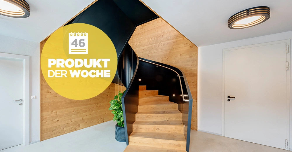 Holztreppe führt nach oben in einem modern dekorierten Raum mit weißen Wänden und Holzakzenten Pflanze steht neben der Treppe Text im Bild 46 PRODUKT DER WOCHE