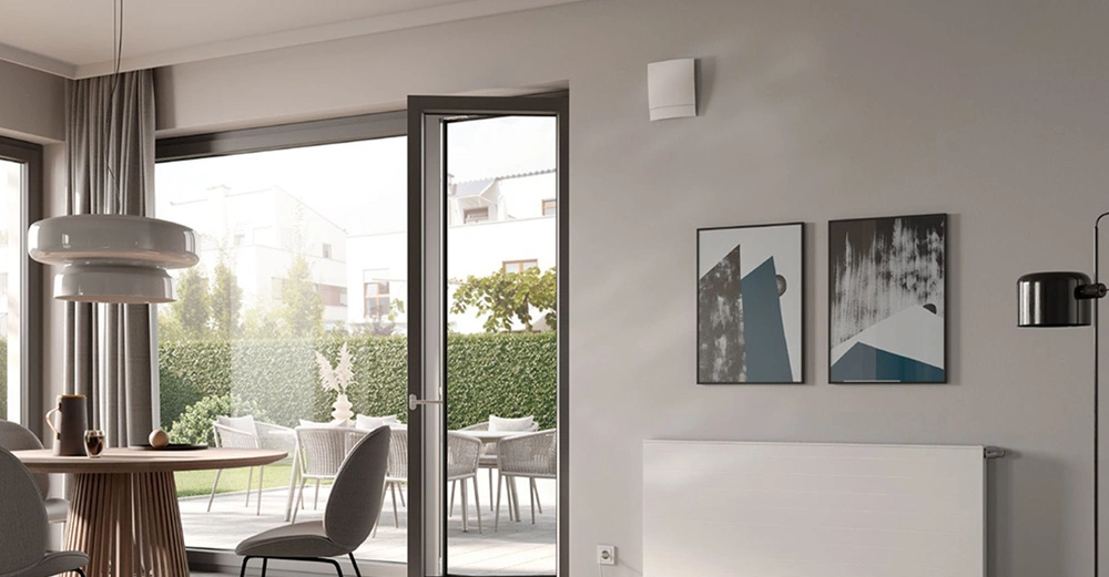 x-well Außwandluftdurchlass von Kermi, montiert auf einer hellgrau gestrichenen Wohnzimmerwand