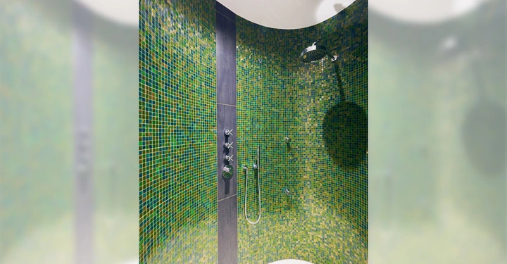 Galerie-Bild 5: Runddusche mit grünen und blauen Mosaikfliesen Wandmontierte Duschkopf Wasserhahn und Steuerungen Umgebung hell und modern beleuchtet.