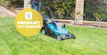 Eine Person führt einen Rasenmäher auf einer Rasenfläche vor einem Zaun mit Pflanzen. Ein gelber Kreis zeigt Text Kalender 12 PRODUKT DER WOCHE.